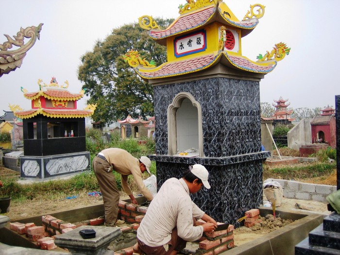 Nhưng vài chục triệu là thường. Nhưng tại nhiều nơi, giàu nghèo không biết,thân nhân người đã khuất nhìn nhau mà xây, tiêu chí: cái sau to hơn cái trước…